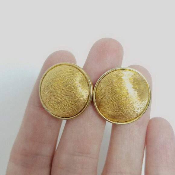 Vintage Textured Gold Tone Dome Shape Clip On Earrings, Classic Retro Style - Picture 5 of 6